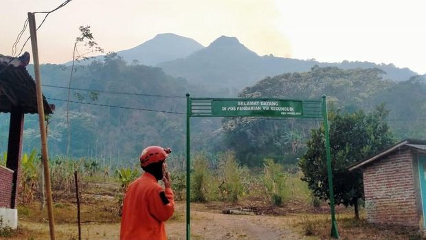Kebakaran Gunung Penanggungan Tersisa di Puncak Bayangan