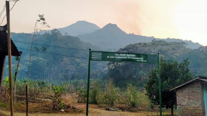 Kebakaran Gunung Penanggungan Tersisa di Puncak Bayangan