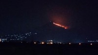 Titik api kebakaran juga terlihat di Gunung Penanggungan, Kabupaten Mojokerto, Jawa Timur, Kamis (2/11/2023). Menurut data Badan Penanggulangan Bencana Daerah (BPBD) Jawa Timur sekitar 45 hektare hutan dan lahan terbakar di Blok Petak 1 Gunung Penanggungan. ANTARA FOTO/Umarul Faruq