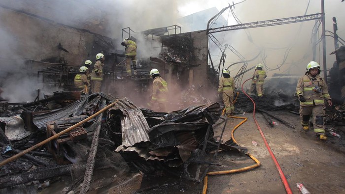 Petugas pemadam kebakaran berupaya memadamkan api yang membakar sebuah toko bangunan di Jalan Haji Nawi, Kebayoran Baru, Jakarta, Jumat (3/11/2023). Penyebab kebakaran diduga akibat ledakan tabung gas yang mengakibatkan tiga orang mengalami luka bakar dan dilarikan ke rumah sakit. ANTARA FOTO/Reno Esnir/tom.