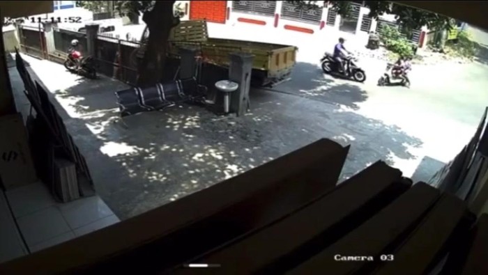 Kecelakaan sepeda listrik dengan motor di Sukabumi.