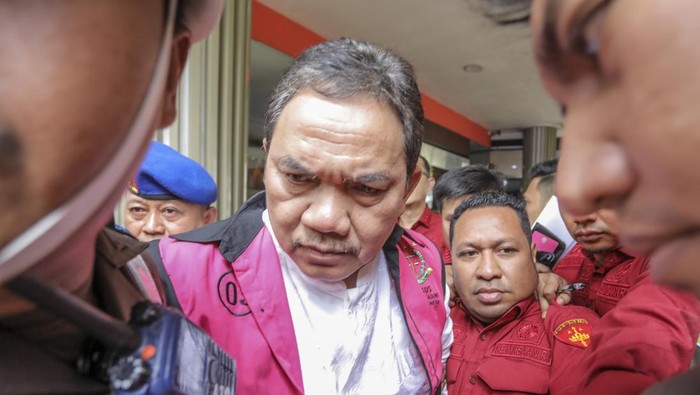 Anggota III Badan Pemeriksa Keuangan Republik Indonesia (BPK RI) Achsanul Qosasi (tengah) berjalan menuju mobil tahanan usai ditetapkan tersangka di Kejaksaan Agung, Jakarta, Jumat (3/11/2023). Achsanul Qosasi ditahan Kejagung setelah ditetapkan menjadi tersangka kasus dugaan korupsi proyek menara base transceiver station (BTS) 4G di Kementerian Komunikasi dan Informatika (Kemenkominfo) dengan dugaan menerima aliran dana sebesar Rp40 miliar. ANTARA FOTO/Raqilla/gp/rwa.