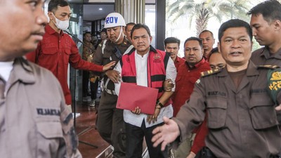 Potret Anggota BPK Achsanul Qosasi Berompi Tahanan Kejagung