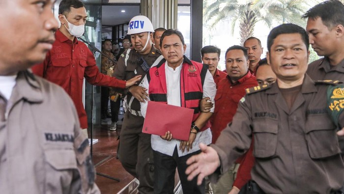 Anggota III Badan Pemeriksa Keuangan Republik Indonesia (BPK RI) Achsanul Qosasi (tengah) berjalan menuju mobil tahanan usai ditetapkan tersangka di Kejaksaan Agung, Jakarta, Jumat (3/11/2023). Achsanul Qosasi ditahan Kejagung setelah ditetapkan menjadi tersangka kasus dugaan korupsi proyek menara base transceiver station (BTS) 4G di Kementerian Komunikasi dan Informatika (Kemenkominfo) dengan dugaan menerima aliran dana sebesar Rp40 miliar. ANTARA FOTO/Raqilla/gp/rwa.
