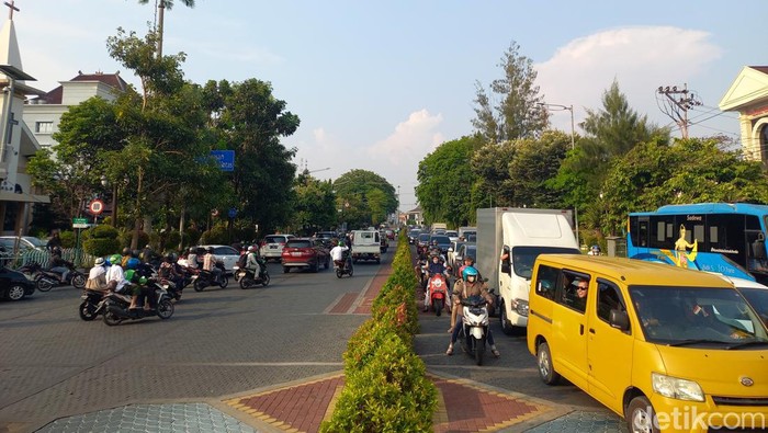 Kondisi lalu lintas di jalan Jendral Sudirman Kota Solo, Jumat (3/11/2023) sore.