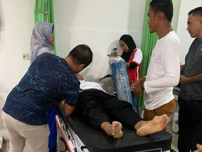 Kepala BPKAD Dompu Muhammad ST ketika mendapatkan perawatan di ruang IGD RSUD Dompu sebelum mengembuskan napas terakhirnya. (Foto: Istimewa)
