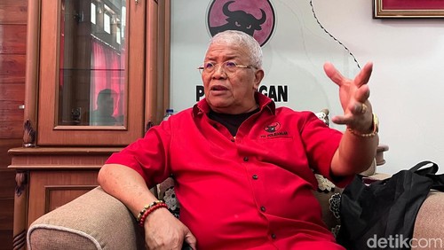 Ketua DPD PDIP NTB Rachmat Hidayat saat ditemui di ruangan kerjanya, Jumat (3/11/2023).