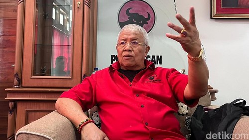 Ketua DPD PDIP NTB Rachmat Hidayat saat ditemui di ruangan kerjanya, Jumat (3/11/2023).