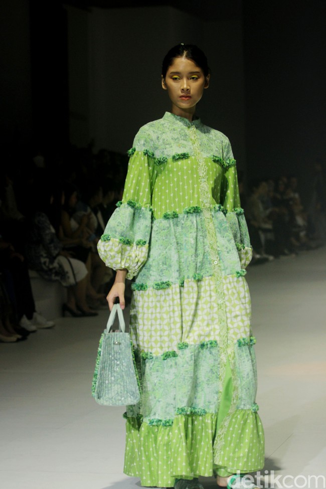 Peragaan busana Adrie Basuki yang berlangsung di Jakarta Fashion Week 2024, Pondok Indah Mal 3, Jakarta. Selasa [24/10/2023]. Pemenang Lomba Perancang Mode 2021 ini menggunakan wastra Nusantara, potongan-potongan kain tak terpakai (perca) yaitu kain batik cap.