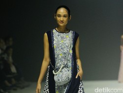 10 Koleksi Adrie Basuki di JFW 2024, Busana Ceria dari Kain Perca
