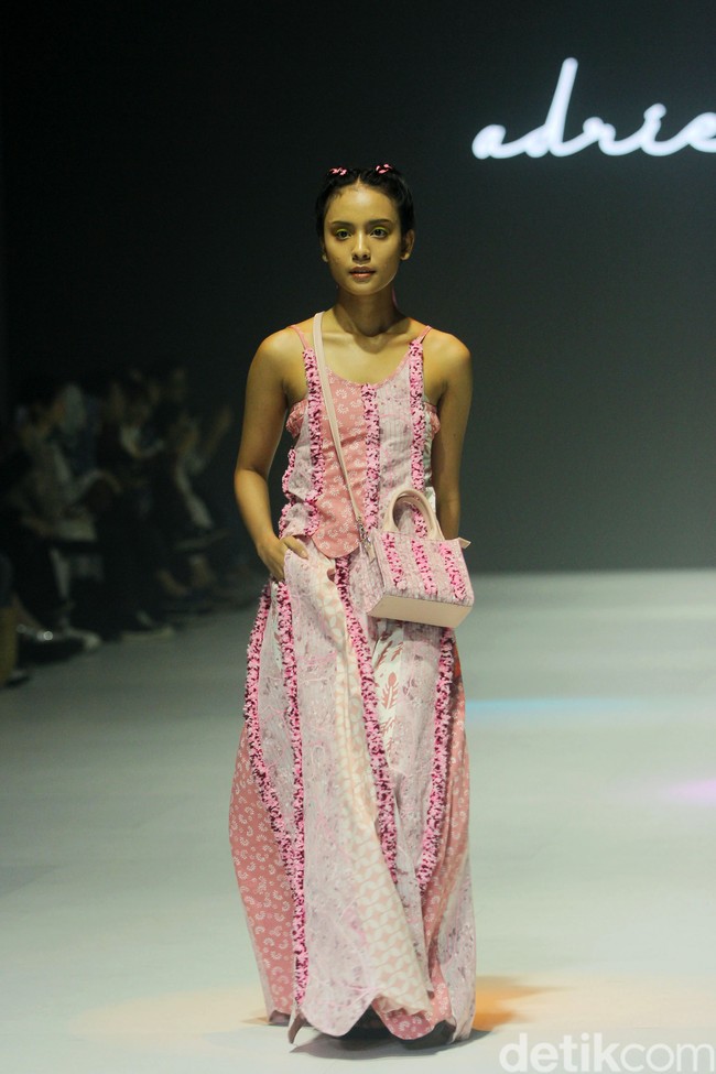 Peragaan busana Adrie Basuki yang berlangsung di Jakarta Fashion Week 2024, Pondok Indah Mal 3, Jakarta. Selasa [24/10/2023]. Pemenang Lomba Perancang Mode 2021 ini menggunakan wastra Nusantara, potongan-potongan kain tak terpakai (perca) yaitu kain batik cap. Foto: Mohammad Adbuh/detikcom.