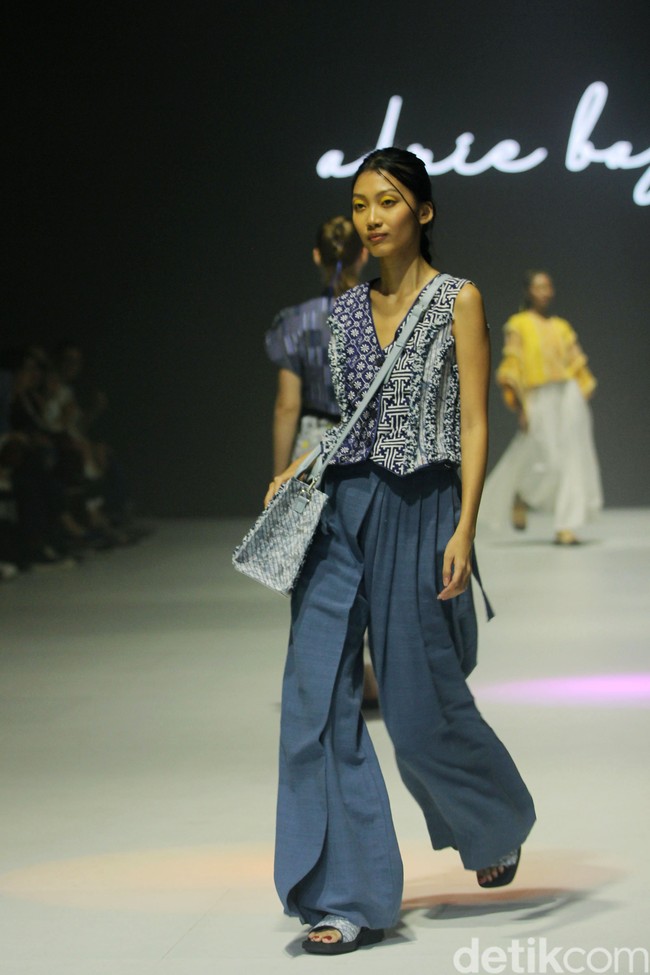 Peragaan busana Adrie Basuki yang berlangsung di Jakarta Fashion Week 2024, Pondok Indah Mal 3, Jakarta. Selasa [24/10/2023]. Pemenang Lomba Perancang Mode 2021 ini menggunakan wastra Nusantara, potongan-potongan kain tak terpakai (perca) yaitu kain batik cap. Foto: Mohammad Adbuh/detikcom.