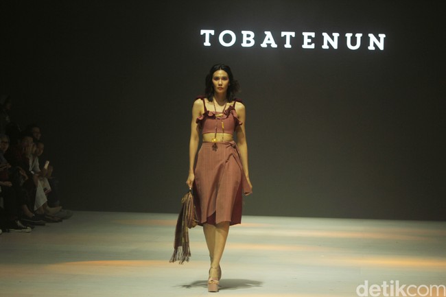 Fashion show koleksi Tobatenun yang mengusung tema Masa Rani atau dalam bahasa Karo berarti musim panen, berlangsung di Jakarta Fashion Week 2024, Pondok Indah Mal 3, Jakarta, Selasa [24/10/2023]. Foto: Mohammad Abduh/detikcom.
