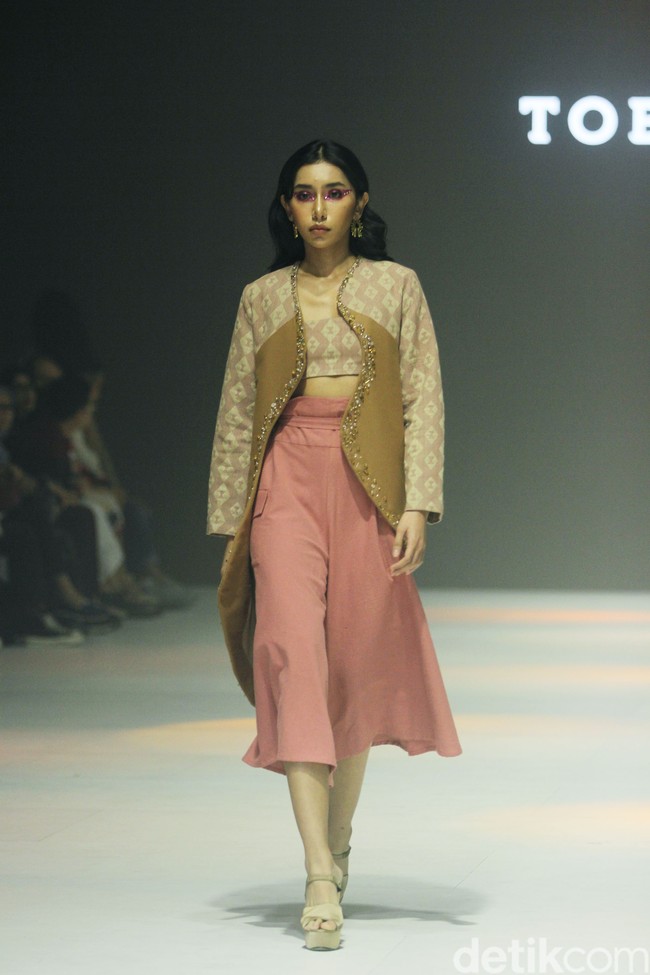 Fashion show koleksi Tobatenun yang mengusung tema Masa Rani atau dalam bahasa Karo berarti musim panen, berlangsung di Jakarta Fashion Week 2024, Pondok Indah Mal 3, Jakarta, Selasa [24/10/2023]. Foto: Mohammad Abduh/detikcom.  