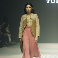 Fashion show koleksi Tobatenun yang mengusung tema Masa Rani atau dalam bahasa Karo berarti musim panen, berlangsung di Jakarta Fashion Week 2024, Pondok Indah Mal 3, Jakarta, Selasa [24/10/2023]. Foto: Mohammad Abduh/detikcom.  