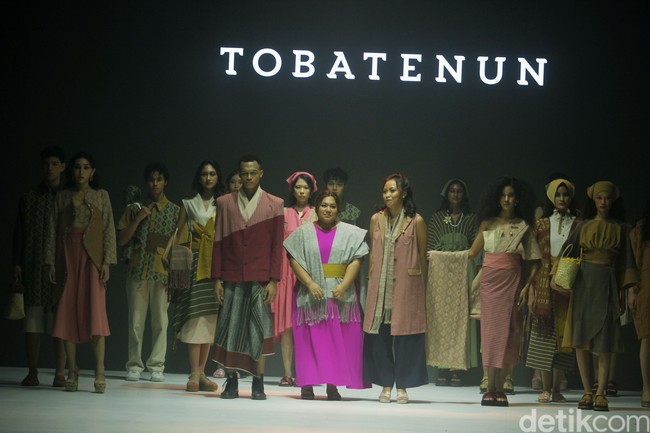 Fashion show koleksi Tobatenun yang mengusung tema Masa Rani atau dalam bahasa Karo berarti musim panen, berlangsung di Jakarta Fashion Week 2024, Pondok Indah Mal 3, Jakarta, Selasa [24/10/2023]. Foto: Mohammad Abduh/detikcom.