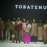 Fashion show koleksi Tobatenun yang mengusung tema Masa Rani atau dalam bahasa Karo berarti musim panen, berlangsung di Jakarta Fashion Week 2024, Pondok Indah Mal 3, Jakarta, Selasa [24/10/2023]. Foto: Mohammad Abduh/detikcom.