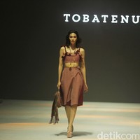 Fashion show koleksi Tobatenun yang mengusung tema Masa Rani atau dalam bahasa Karo berarti musim panen, berlangsung di Jakarta Fashion Week 2024, Pondok Indah Mal 3, Jakarta, Selasa [24/10/2023]. Foto: Mohammad Abduh/detikcom.