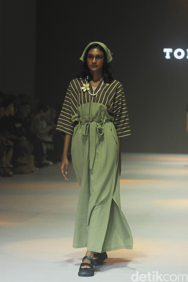 Fashion show koleksi Tobatenun yang mengusung tema Masa Rani atau dalam bahasa Karo berarti musim panen, berlangsung di Jakarta Fashion Week 2024, Pondok Indah Mal 3, Jakarta, Selasa [24/10/2023]. Foto: Mohammad Abduh/detikcom.  