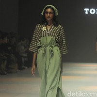 Fashion show koleksi Tobatenun yang mengusung tema Masa Rani atau dalam bahasa Karo berarti musim panen, berlangsung di Jakarta Fashion Week 2024, Pondok Indah Mal 3, Jakarta, Selasa [24/10/2023]. Foto: Mohammad Abduh/detikcom.  
