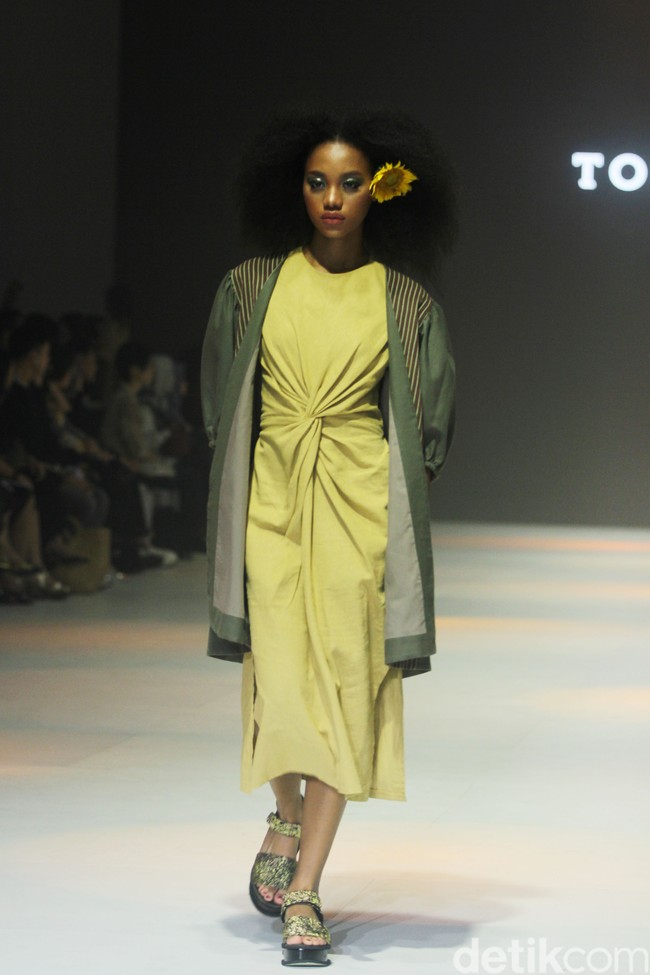 Fashion show koleksi Tobatenun yang mengusung tema Masa Rani atau dalam bahasa Karo berarti musim panen, berlangsung di Jakarta Fashion Week 2024, Pondok Indah Mal 3, Jakarta, Selasa [24/10/2023]. Foto: Mohammad Abduh/detikcom.  