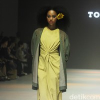 Fashion show koleksi Tobatenun yang mengusung tema Masa Rani atau dalam bahasa Karo berarti musim panen, berlangsung di Jakarta Fashion Week 2024, Pondok Indah Mal 3, Jakarta, Selasa [24/10/2023]. Foto: Mohammad Abduh/detikcom.  