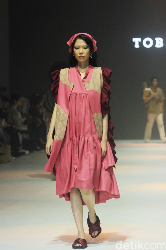 Fashion show koleksi Tobatenun yang mengusung tema Masa Rani atau dalam bahasa Karo berarti musim panen, berlangsung di Jakarta Fashion Week 2024, Pondok Indah Mal 3, Jakarta, Selasa [24/10/2023]. Foto: Mohammad Abduh/detikcom.  