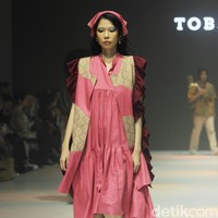 Fashion show koleksi Tobatenun yang mengusung tema Masa Rani atau dalam bahasa Karo berarti musim panen, berlangsung di Jakarta Fashion Week 2024, Pondok Indah Mal 3, Jakarta, Selasa [24/10/2023]. Foto: Mohammad Abduh/detikcom.  