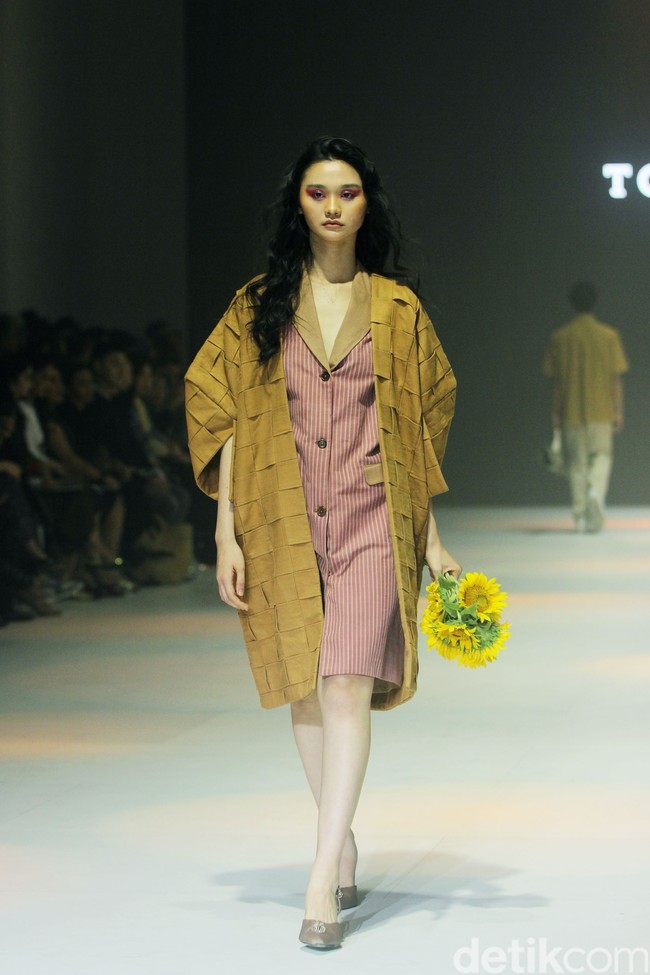 Fashion show koleksi Tobatenun yang mengusung tema Masa Rani atau dalam bahasa Karo berarti musim panen, berlangsung di Jakarta Fashion Week 2024, Pondok Indah Mal 3, Jakarta, Selasa [24/10/2023]. Foto: Mohammad Abduh/detikcom.  