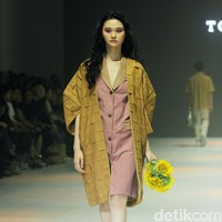 Fashion show koleksi Tobatenun yang mengusung tema Masa Rani atau dalam bahasa Karo berarti musim panen, berlangsung di Jakarta Fashion Week 2024, Pondok Indah Mal 3, Jakarta, Selasa [24/10/2023]. Foto: Mohammad Abduh/detikcom.  