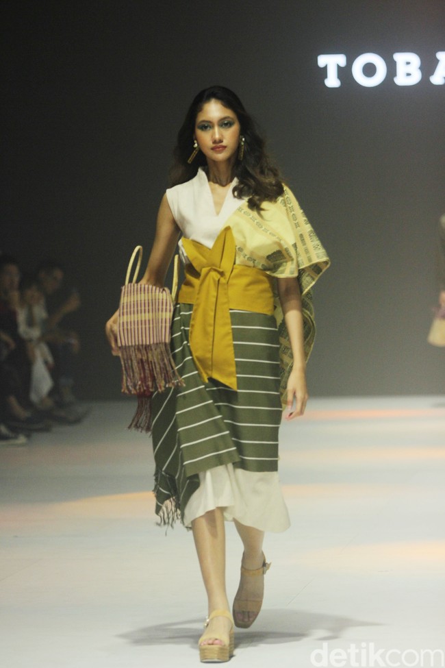 Fashion show koleksi Tobatenun yang mengusung tema Masa Rani atau dalam bahasa Karo berarti musim panen, berlangsung di Jakarta Fashion Week 2024, Pondok Indah Mal 3, Jakarta, Selasa [24/10/2023]. Foto: Mohammad Abduh/detikcom.  