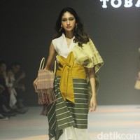 Fashion show koleksi Tobatenun yang mengusung tema Masa Rani atau dalam bahasa Karo berarti musim panen, berlangsung di Jakarta Fashion Week 2024, Pondok Indah Mal 3, Jakarta, Selasa [24/10/2023]. Foto: Mohammad Abduh/detikcom.  