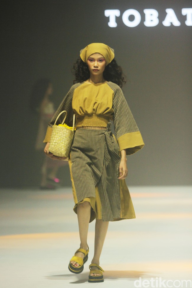Fashion show koleksi Tobatenun yang mengusung tema Masa Rani atau dalam bahasa Karo berarti musim panen, berlangsung di Jakarta Fashion Week 2024, Pondok Indah Mal 3, Jakarta, Selasa [24/10/2023]. Foto: Mohammad Abduh/detikcom.  