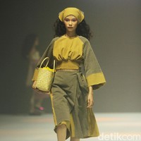 Fashion show koleksi Tobatenun yang mengusung tema Masa Rani atau dalam bahasa Karo berarti musim panen, berlangsung di Jakarta Fashion Week 2024, Pondok Indah Mal 3, Jakarta, Selasa [24/10/2023]. Foto: Mohammad Abduh/detikcom.  