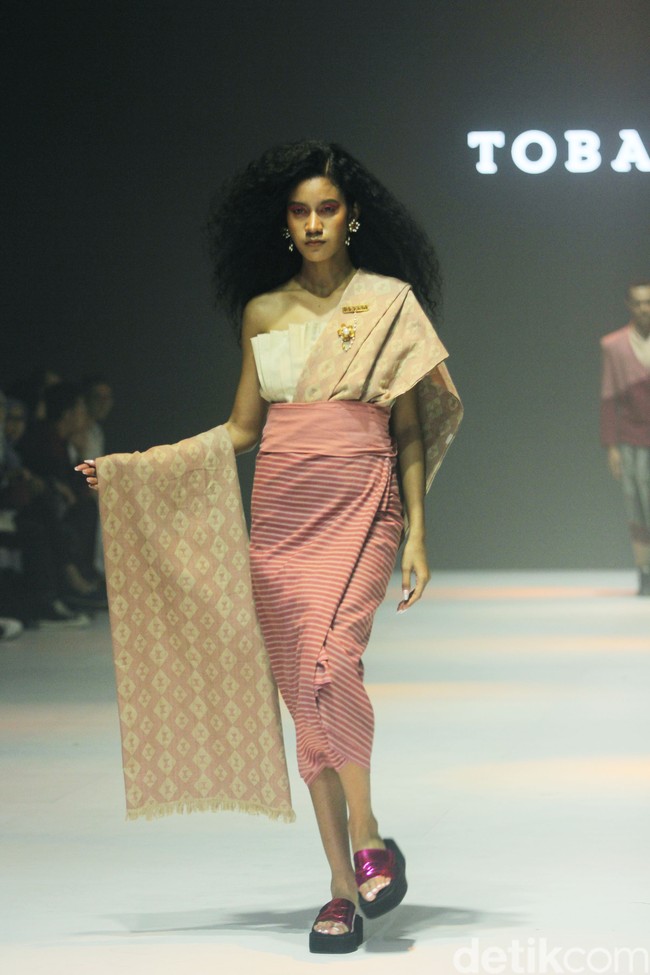 Fashion show koleksi Tobatenun yang mengusung tema Masa Rani atau dalam bahasa Karo berarti musim panen, berlangsung di Jakarta Fashion Week 2024, Pondok Indah Mal 3, Jakarta, Selasa [24/10/2023]. Foto: Mohammad Abduh/detikcom.  
