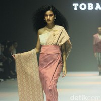 Fashion show koleksi Tobatenun yang mengusung tema Masa Rani atau dalam bahasa Karo berarti musim panen, berlangsung di Jakarta Fashion Week 2024, Pondok Indah Mal 3, Jakarta, Selasa [24/10/2023]. Foto: Mohammad Abduh/detikcom.  