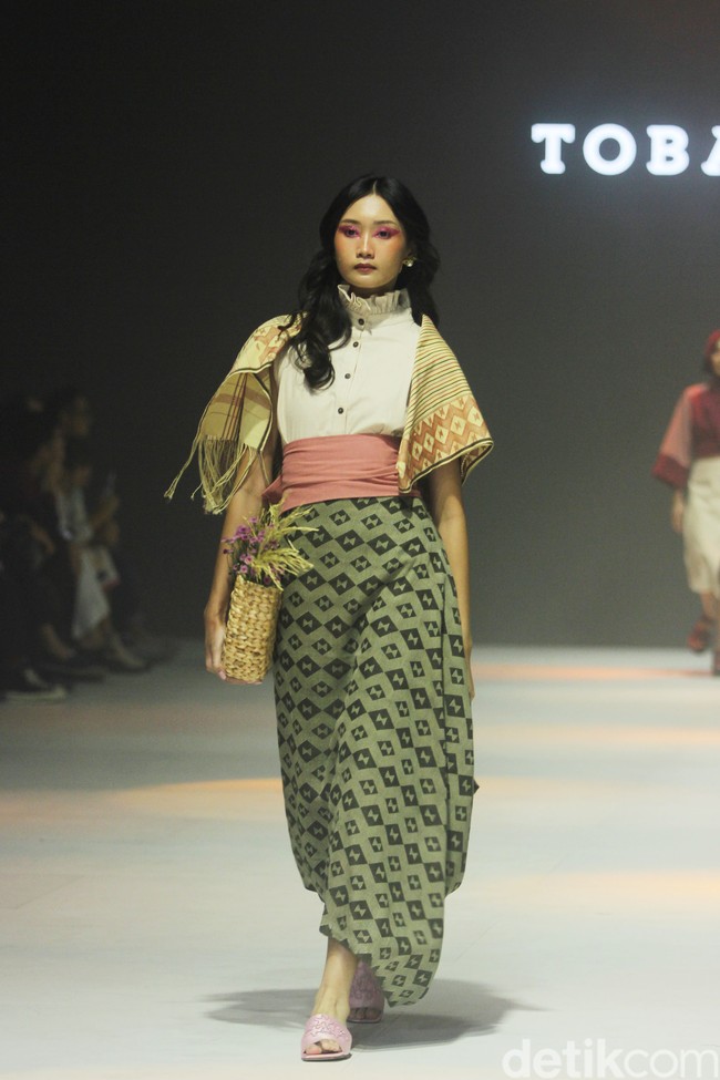 Fashion show koleksi Tobatenun yang mengusung tema Masa Rani atau dalam bahasa Karo berarti musim panen, berlangsung di Jakarta Fashion Week 2024, Pondok Indah Mal 3, Jakarta, Selasa [24/10/2023]. Foto: Mohammad Abduh/detikcom.  
