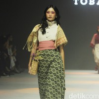 Fashion show koleksi Tobatenun yang mengusung tema Masa Rani atau dalam bahasa Karo berarti musim panen, berlangsung di Jakarta Fashion Week 2024, Pondok Indah Mal 3, Jakarta, Selasa [24/10/2023]. Foto: Mohammad Abduh/detikcom.  