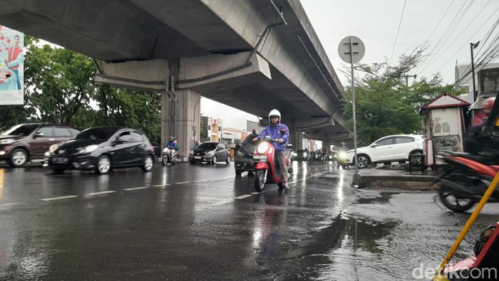 Kondisi hujan deras di Jalan AP Pettarani Makassar.