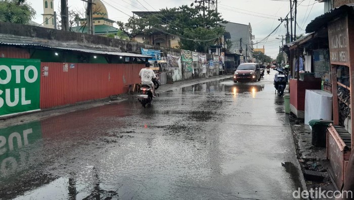 Kondisi hujan deras di Jalan AP Pettarani Makassar.