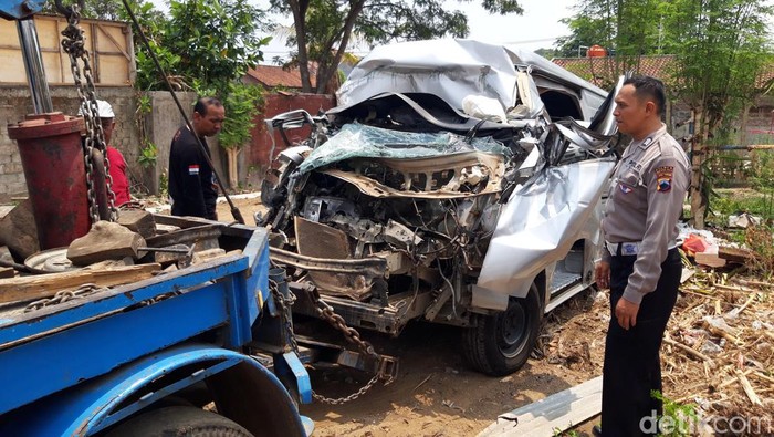 Kondisi minibus yang ringsek usai menabrak truk di depannya di Tol Semarang-Solo wilayah Boyolali, Jumat (3/11/2023) pagi.