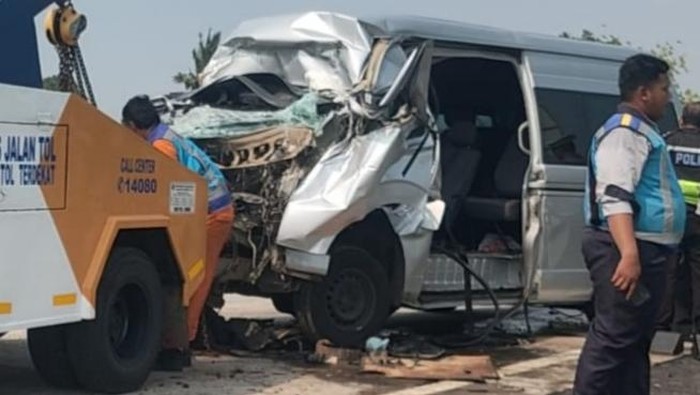 Kondisi minibus yang ringsek usai menabrak truk di depannya di tol Semarang-Solo wilayah Boyolali, Jumat (3/11/2023) pagi.