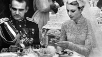 Pernikahan bangsawan yang dilakukan oleh Pangeran Rainier II dan Grace Kelly menggunakan gaun dan pakaian yang tak begitu mewah. Tetapi ada kue pernikahan yang bahkan lebih tinggi dari manusia! Foto: The Knott