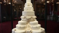 Tak kalah dengan sang adik, pernikahan Kate Middleton dan Pangeran William juga menghadirkan kue yang mewah. Didominasi warna putih dengan desain elegan, kue ini tampak seperti menara! Foto: The Knott