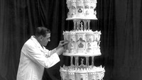 Pada pernikahannya, Ratu Elizabeth ternyata punya kue dengan ukuran raksasa yang pembuatannya dilakukan secara detail. Kue seberat 226 kilogram ini dirancang oleh desainer khusus. Foto: The Knott