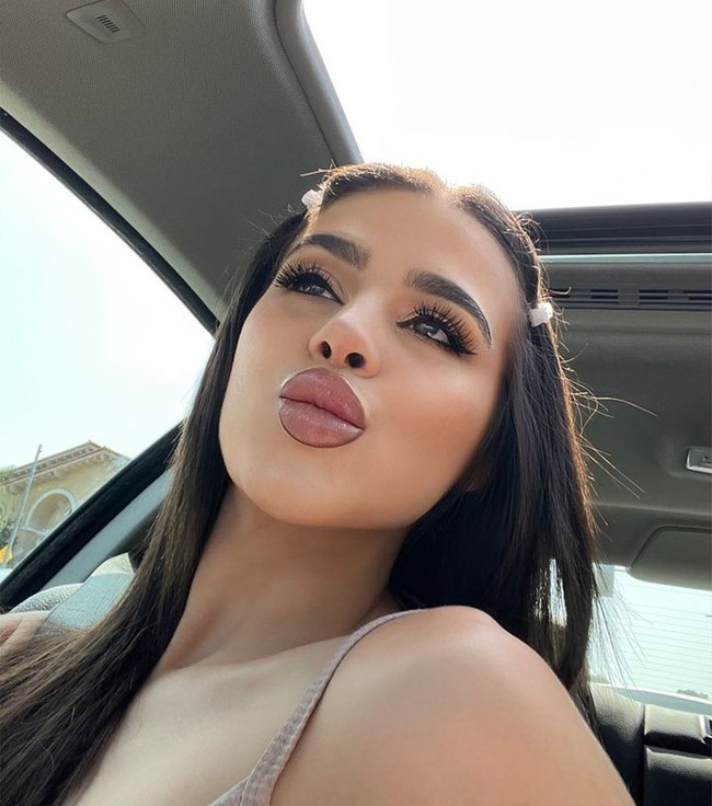 Sebelumnya sosok wanita yang dikaitkan dengan Matthew Perry sebelum meninggal adalah Athenna Crosby. Model dan ratu kecantikan itu tampak menemaninya di sebuah restoran sehari sebelum pria tersebut dilaporkan tewas. Ia pun memastikan bahwa kala itu Matthew terlihat bahagia. Foto: Instagram Kylie Rocket