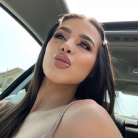 Sebelumnya sosok wanita yang dikaitkan dengan Matthew Perry sebelum meninggal adalah Athenna Crosby. Model dan ratu kecantikan itu tampak menemaninya di sebuah restoran sehari sebelum pria tersebut dilaporkan tewas. Ia pun memastikan bahwa kala itu Matthew terlihat bahagia. Foto: Instagram Kylie Rocket