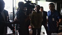 Selain Anwar, MKMK juga sudah melakukan pemeriksaan terhadap hakim konstitusi lain, yakni Arief Hidayat, Enny Nurbaningsih, Saldi Isra, Manahan Sitompul hingga Suhartoyo terkait dugaan pelanggaran etik ini. Mereka diperiksa soal putusan yang dibacakan pada 16 Oktober lalu, yakni putusan atas gugatan uji materi terhadap UU Nomor 7 Tahun 2017 tentang Pemilu mengenai batas usia capres-cawapres.