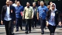 Pantauan detikcom di Gedung MK, Jalan Merdeka Barat, Jakarta Pusat, Jumat (3/11/2023), pukul 13.50 WIB, tampak Anwar Usman berjalan menuju ruang sidang.