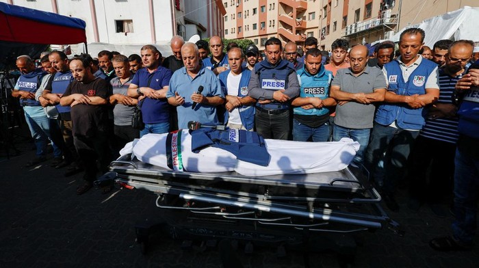 Lagi, Jurnalis Palestina Tewas dalam Serangan Israel Mourners attend the funeral of Palestinian journalist Mohammed Abu Hattab, who was killed in an Israeli strike, in Khan Younis in the southern Gaza Strip, November 3, 2023. REUTERS/Mohammed Salem